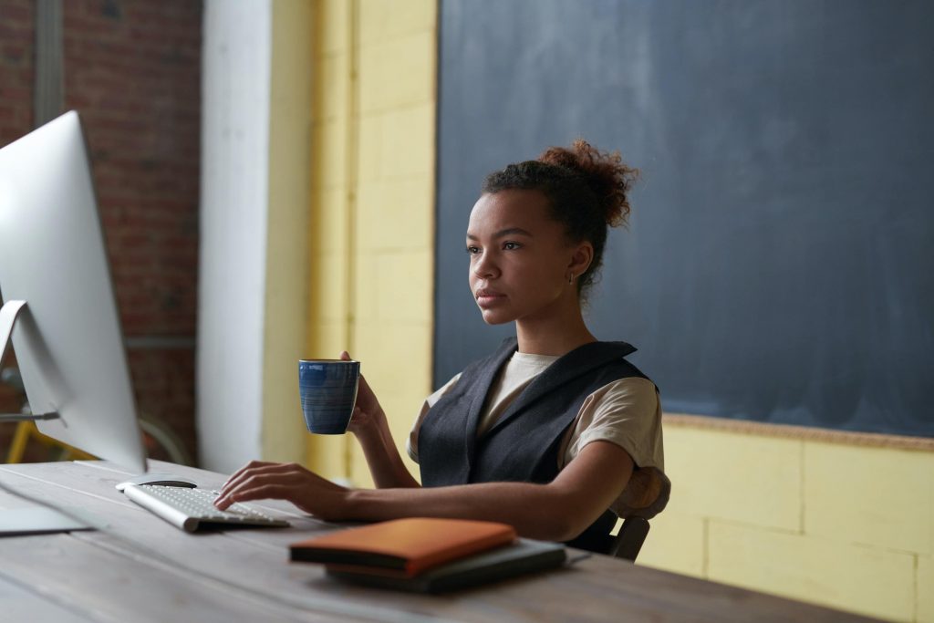 a girl sitting at her computer. There's a mug in her hand.
youtube seo 2022